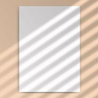 maquete vertical de papel vazio em branco. sombra de persianas refletida da janela. fundo de efeito de silhueta realista. vetor