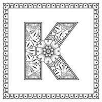 letra k feita de flores no estilo mehndi. página do livro para colorir. delinear ilustração vetorial de desenho à mão. vetor