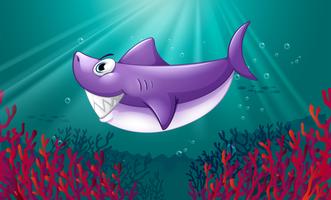 Um tubarão violeta sorridente sob o mar vetor
