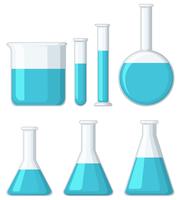 Taças diferentes cheias de líquido azul vetor