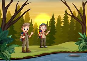 o escoteiro menino e menina caminhando na floresta