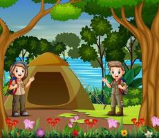 o escoteiro menino e menina acampando à beira do rio vetor