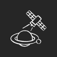 processo de observação de planetas giz ícone branco em fundo escuro. capturando anomalias planetárias com satélites. exploração do espaço interplanetário. ilustração de lousa vetorial isolada em preto vetor