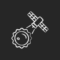 processo de observação do sol giz ícone branco sobre fundo escuro. missão de pesquisa interestelar. desempenho de investigação científica em heliofísica. ilustração de lousa vetorial isolada em preto vetor