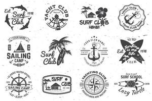 conjunto de emblemas de acampamento de vela, iate clube e clube de surf. vetor. conceito para camisa, estampa, carimbo. design de tipografia vintage com prancha de surf e silhueta de barco à vela. esporte aquático extremo.