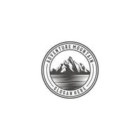 logotipo para aventura de pico de montanha em fundo branco vetor