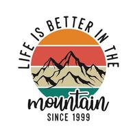 a vida é melhor na montanha tipografia vintage retrô montanha camping caminhada slogan ilustração design de t-shirt vetor