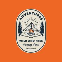 distintivo de logotipo de acampamento ao ar livre de aventura vintage desenhada à mão vetor