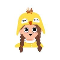 avatar de menina com olhos grandes e sorriso feliz no chapéu de galinha amarelo bonito. cabeça de criança com rosto alegre para férias de páscoa, ano novo ou fantasia para festa. ilustração vetorial plana vetor