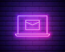 laptop de linha neon brilhante com envelope e e-mail aberto no ícone de tela isolado no fundo da parede de tijolos. e-mail marketing, conceitos de publicidade na internet. conceito de contorno colorido. vetor