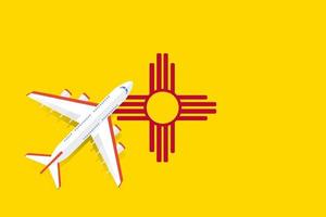ilustração vetorial de um avião de passageiros sobrevoando a bandeira do novo méxico. conceito de turismo e viagens vetor