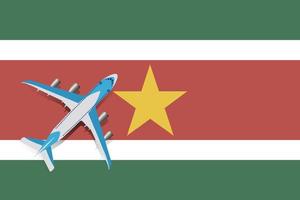 ilustração em vetor de um avião de passageiros sobrevoando a bandeira do suriname. conceito de turismo e viagens