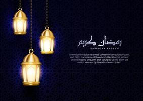 cartão islâmico realista e caligrafia árabe. penduradas lanternas luminosas e padrões árabes. ilustração de ramadan kareem em um fundo azul escuro. vetor