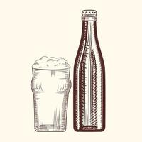 garrafa de cerveja e vidro. estilo de gravura. ilustração desenhada à mão vetor