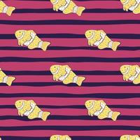 padrão sem emenda de animais subaquáticos com impressão de peixe palhaço amarelo doodle. fundo listrado rosa e roxo. vetor