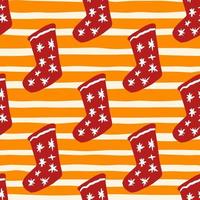 doodle sem costura padrão com ornamento de meias de ano novo. elementos de roupas vermelhas de natal com estrelas em pano de fundo laranja despojado. vetor