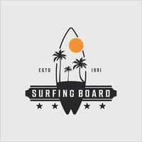 surf praia logotipo vintage vector ilustração modelo ícone design. símbolo do paraíso retrô com pôr do sol
