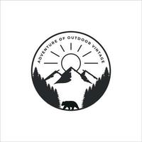 design de ícone de modelo de ilustração vetorial vintage de logotipo de montanha e urso vetor