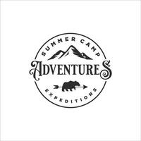 montanha e urso logotipo ilustração vetorial vintage ícone modelo design. sinal de aventura de seta para empresa de viagens