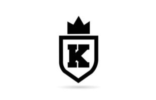 logotipo de ícone de letra do alfabeto k preto e branco com design de escudo e coroa do rei. modelo criativo para negócios e empresa vetor