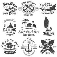 conjunto de emblemas de acampamento de vela, iate clube e clube de surf. vetor. conceito para camisa, estampa, carimbo. design de tipografia vintage com prancha de surf e silhueta de barco à vela. esporte aquático extremo. vetor