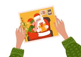 duas mãos segurando um cartão de natal com imagem fofa de férias. um conceito de correspondência postal de carta, um cartão de felicitações para amigos .vector ilustração desenhada à mão plana isolada no branco. vetor
