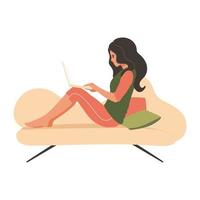 uma jovem está trabalhando atrás de um laptop no sofá. ilustração vetorial plana isolada de garota freelancer