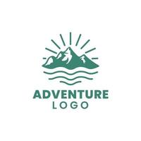 montanha, mar e sol para logotipo de viagem de aventura vetor