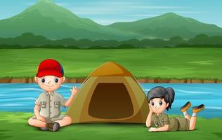 crianças felizes acampando na beira do rio vetor