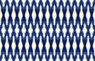 fundo de design étnico branco ikat azul. padrão ikat de losango sem costura na arte tribal, folk bordado do damasco abstrato. impressão de ornamento. design para tapete, roupas, embrulho, tecido, moda. vetor