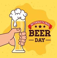 dia internacional da cerveja, agosto, mão segurando um copo de cerveja vetor