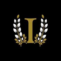 letra inicial eu vinculei o logotipo da coroa de louros dourado do monograma. design gracioso para restaurante, café, marca, crachá, etiqueta, identidade de luxo vetor