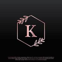 logotipo floral do hexágono da letra k elegante com linha de ramificação criativa do monograma da folha elegante e cor preta rosa. utilizável para logotipos de negócios, moda, cosméticos, spa, ciência, medicina e natureza. vetor