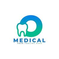 logotipo da clínica odontológica. letra inicial de forma azul o ligada ao símbolo do dente dentro. utilizável para dentista, atendimento odontológico e logotipos médicos. elemento de modelo de idéias de design de logotipo de vetor plano.