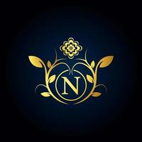 logotipo elegante n luxo. logotipo do alfabeto floral dourado com folhas de flores. perfeito para moda, joias, salão de beleza, cosméticos, spa, boutique, casamento, carimbo de carta, logotipo de hotel e restaurante. vetor