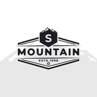 logotipo de tipografia de montanha de letra s de emblema vintage para expedição de aventura ao ar livre, camisa de silhueta de montanhas, elemento de modelo de design de carimbo de impressão vetor
