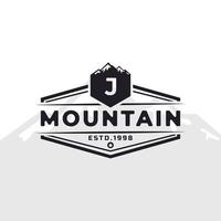 emblema vintage emblema letra j logotipo de tipografia de montanha para expedição de aventura ao ar livre, camisa de silhueta de montanhas, elemento de modelo de design de carimbo de impressão vetor