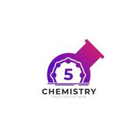 número 5 dentro do elemento de modelo de design de logotipo de laboratório de tubo de química vetor