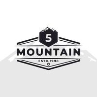 logotipo de tipografia de montanha número 5 emblema vintage para expedição de aventura ao ar livre, camisa de silhueta de montanhas, elemento de modelo de design de carimbo de impressão vetor