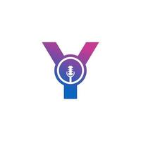 letra y logotipo de gravação de podcast. alfabeto com ilustração vetorial de ícone de microfone vetor