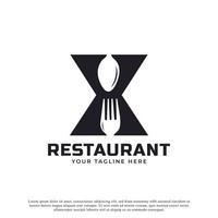 logotipo do restaurante. letra inicial x com garfo de colher para modelo de design de ícone de logotipo de restaurante vetor