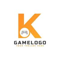 letra inicial k com ícone de console de jogos e pixel para o conceito de logotipo de jogos. utilizável para logotipos de aplicativos de inicialização de negócios, tecnologia e jogos. vetor