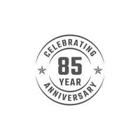 Distintivo de emblema de comemoração de aniversário de 85 anos com cor cinza para evento de celebração, casamento, cartão de felicitações e convite isolado no fundo branco vetor