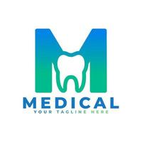 logotipo da clínica odontológica. letra inicial de forma azul m ligada ao símbolo do dente dentro. utilizável para dentista, atendimento odontológico e logotipos médicos. elemento de modelo de idéias de design de logotipo de vetor plano.