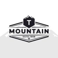 emblema vintage emblema letra t logotipo de tipografia de montanha para expedição de aventura ao ar livre, camisa de silhueta de montanhas, elemento de modelo de design de carimbo de impressão vetor