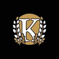 letra inicial k ligada a coroa de louros dourada do monograma com o logotipo do círculo. design gracioso para restaurante, café, marca, crachá, etiqueta, identidade de luxo vetor