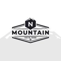 emblema vintage emblema letra n logotipo de tipografia de montanha para expedição de aventura ao ar livre, camisa de silhueta de montanhas, elemento de modelo de design de carimbo de impressão vetor