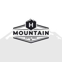 emblema vintage emblema letra h logotipo de tipografia de montanha para expedição de aventura ao ar livre, camisa de silhueta de montanhas, elemento de modelo de design de carimbo de impressão vetor
