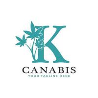 letra k alfabeto verde do logotipo da canabis com folha de maconha medicinal. utilizável para logotipos de negócios, ciência, saúde, médicos e natureza. vetor