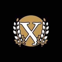 letra inicial x ligada a coroa de louros dourada do monograma com o logotipo do círculo. design gracioso para restaurante, café, marca, crachá, etiqueta, identidade de luxo vetor